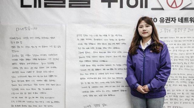 Sur cette photo prise à Séoul le 3 avril 2024, lors d'un événement où de jeunes électeurs ont échangé leurs idées sur l'importance du vote des jeunes et sur la politique sud-coréenne, Yu Jung, 26 ans, qui a perdu sa jeune sœur dans la cohue d'Itaewon, pose lors d'un entretien avec l'AFP.