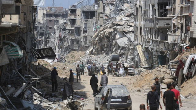 Suite au retrait des forces israéliennes de Khan Younès, des familles palestiniennes retournent dans leurs maisons, confrontées aux décombres et aux destructions dans la Bande de Gaza, le 08 avril 2024.