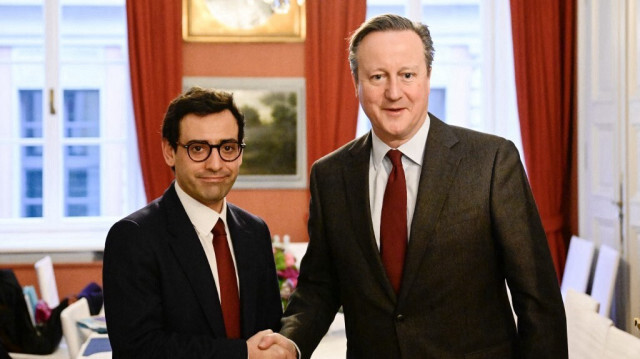 Le ministre français des Affaires étrangères et européennes, Stéphane Séjourné et son homologue britannique, David Cameron, lors de leur réunion bilatérale en marge de la Conférence de Munich sur la sécurité à l'hôtel Bayerischer Hof à Munich, dans le sud de l'Allemagne, le 17 février 2024.