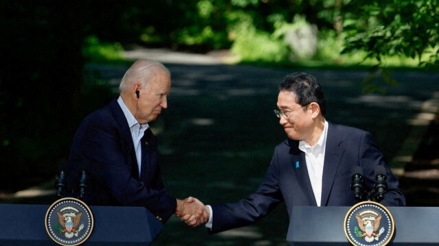 Le Premier Ministre japonais Fumio Kishida et le Président américain Joe Biden.