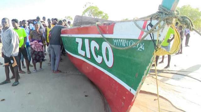 Cette vidéo obtenue auprès de TVM le 8 avril 2024 montre le bateau qui a coulé au large de la côte nord du Mozambique, tuant 96 personnes, sur l'île du Mozambique.