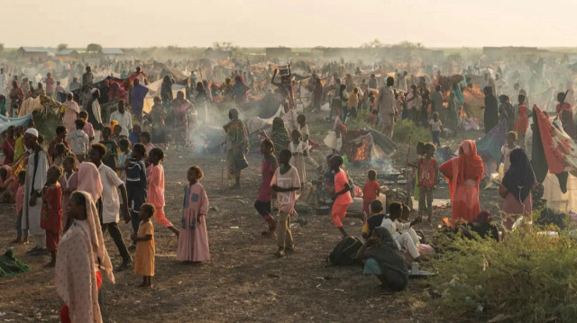 Des milliers de personnes fuient toujours le Soudan chaque jour, après un an de guerre.