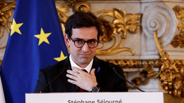 Le ministre français des Affaires étrangères, Stéphane Sejourne, donne une conférence de presse après sa rencontre avec le secrétaire d'État américain au ministère des Affaires étrangères à Paris, le 2 avril 2024.