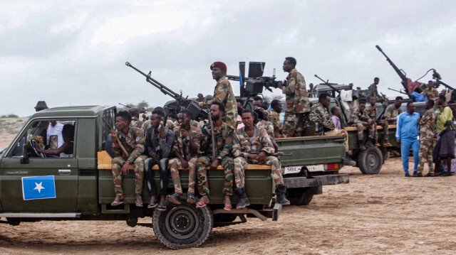 Des membres des forces armées somaliennes soutenant les dirigeants de l'opposition antigouvernementale se rassemblent avant de rejoindre leurs bases à Mogadiscio, en Somalie, le 7 mai 2021.