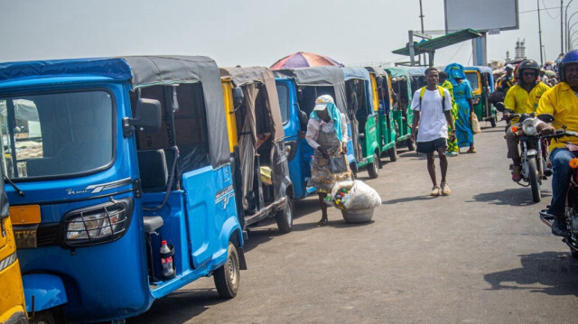 Des moto-taxis appelés localement cloboto attendent des clients sur le marché de Dantokpa, l'un des plus grands marchés à ciel ouvert d'Afrique de l'Ouest, à Cotonou, le 29 février 2024.