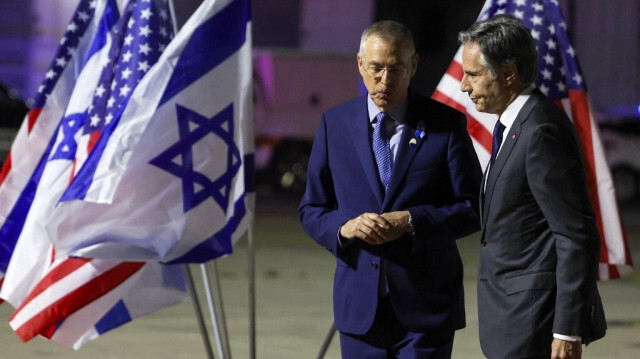 Le secrétaire d'État américain Antony Blinken est accueilli par l'ambassadeur d'Israël à Washington Michael Herzog à son arrivée à l'aéroport Ben Gurion le 30 avril 2024.