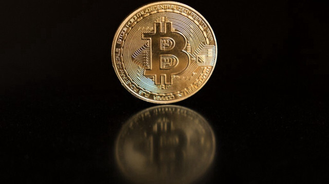 Cette photo d'illustration montre une représentation physique d'un bitcoin à Hong Kong le 16 avril 2024.