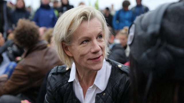 L'actrice britannique Juliet Stevenson est assise avec des militants rassemblés sur le pont de Westminster lors d'une manifestation dans le centre de Londres, le 7 octobre 2019. 