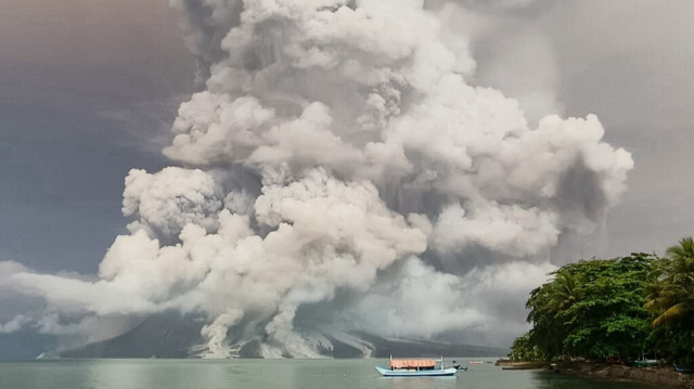 Une éruption du volcan Ruang est vue depuis l'île de Tagulandang à Sitaro, Sulawesi du Nord, le 30 avril 2024.