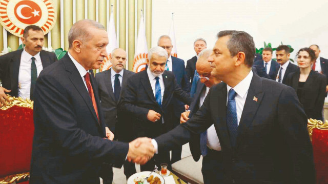 Cumhurbaşkanı Recep Tayyip Erdoğan, CHP Lideri Özgür Özel.