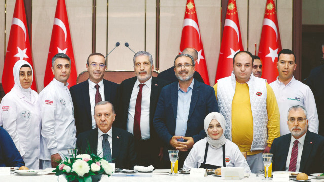 Cumhurbaşkanı Recep Tayyip Erdoğan, Cumhurbaşkanlığı Külliyesi Sergi Salonu'nda "Emeğin, Sendikal Örgütlenmenin ve İstihdamın Geleceği" temasıyla düzenlenen 13. Çalışma Meclisi Yemeğine katıldı.