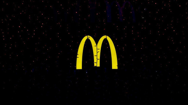 Le logo de la chaîne multinationale américaine de restauration rapide McDonald's, à Paris le 3 mars 2024.