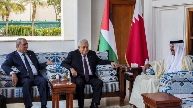 Le président palestinien Mahmud Abbas, Hussein al-Sheikh, chef de l'Autorité générale palestinienne des affaires civiles et secrétaire général de l'Organisation de libération de la Palestine (OLP), rencontrant l'émir du Qatar Cheikh Tamim bin Hamad al-Thani à Doha, le 12 février 2024.