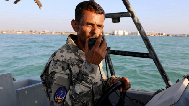 Un membre des garde-côtes yéménites fidèles au gouvernement internationalement, au large de la ville de Mokha, tenue par le gouvernement, dans la province occidentale de Taiz, près du détroit stratégique de Bab al-Mandab, le 15 avril 2024.