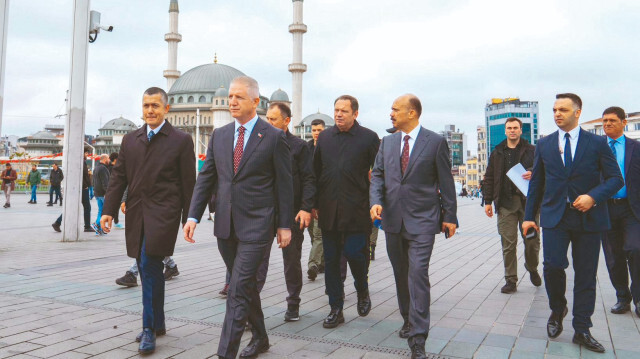 İstanbul Valisi Davut Gül ve İstanbul Emniyet Müdürü Zafer Aktaş 1 Mayıs tedbirlerine ilişkin Taksim Meydanı'nda inceleme yaptı. 
