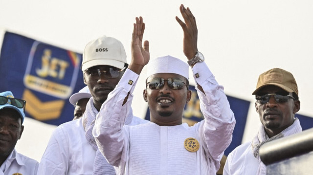 Le président de transition du Tchad et candidat à l'élection présidentielle, Mahamat Idriss Deby Itno, salue la foule à la Place des Nations lors de son dernier meeting de campagne pour l'élection présidentielle à N'Djamena, le 4 mai 2024.