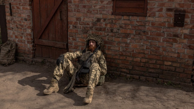 Un soldat d'infanterie ukrainien de la 23e brigade attend de se rendre vers la ligne de front d'Avdiivka, dans la région de Donetsk, le 3 avril 2024.