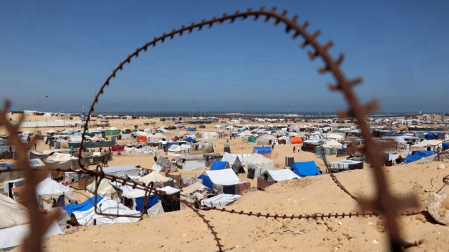 Des fils barbelés entourent un camp de déplacés palestiniens à Rafah, dans le sud de la bande de Gaza, le 09 mai 2024.