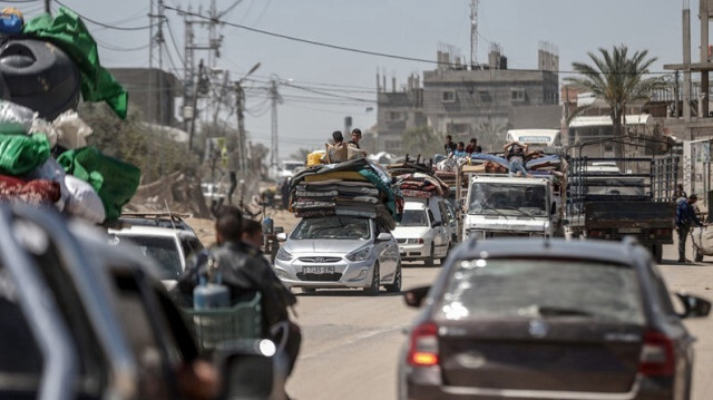 Les Palestiniens avec leurs affaires continuent de quitter les quartiers est de la ville en raison des attaques israéliennes en cours à Rafah dans la Bande de Gaza, le 08 mai 2024.