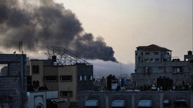 De la fumée s'élève au-dessus d'un bâtiment, après un bombardement israélien à Rafah, dans le sud de la bande de Gaza, le 10 mai 2024.