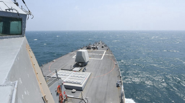 L'US Navy montre le destroyer lance-missiles de classe Arleigh Burke USS Halsey (DDG 97) effectuant des opérations de routine en cours lors de son passage dans le détroit de Taïwan, le 8 mai 2024.