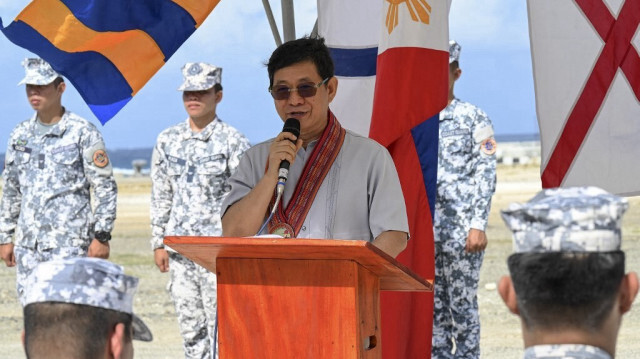 Le conseiller philippin à la sécurité nationale, Eduardo Ano (C), prononce un discours sur l'île de Thitu, dans la mer de Chine méridionale contestée, le 1er décembre 2023, lors de l'inauguration d'une station de surveillance des garde-côtes philippins.