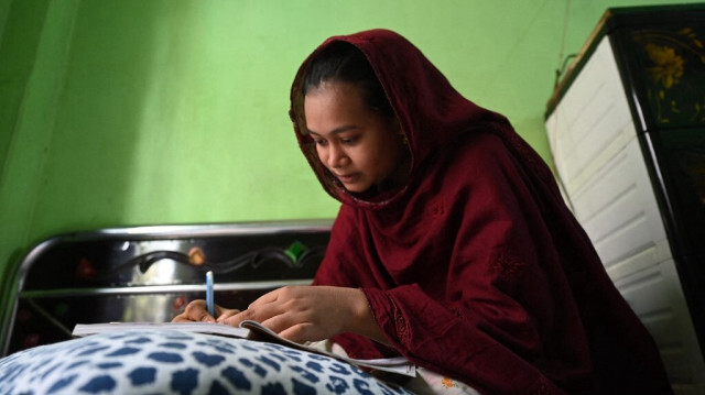 Mohua Akter Nur étudie à la maison, après l'annulation des cours en raison du climat, à Dacca, au Bangladesh le 25 avril 2024. 