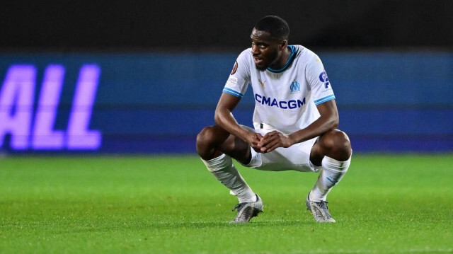 Le milieu de terrain franco-centrafricain de l'Olympique Marseille, Geoffrey Kondogbia, semble abattu après la défaite lors de la demi-finale retour de la Ligue Europa de l'UEFA entre l'Atalanta et Marseille, au stade de Bergame le 9 mai 2024.