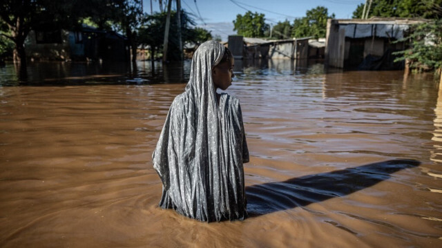 Une femme traverse à gué les eaux de crue dans une zone résidentielle inondée à Garissa, au Kenya, le 9 mai 2024.