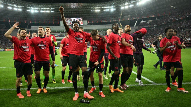 Les joueurs du Bayer Leverkusen célèbrent leur qualification en finale de la Ligue Europa, au BayArena de Leverkusen, le 10 mai 2005.