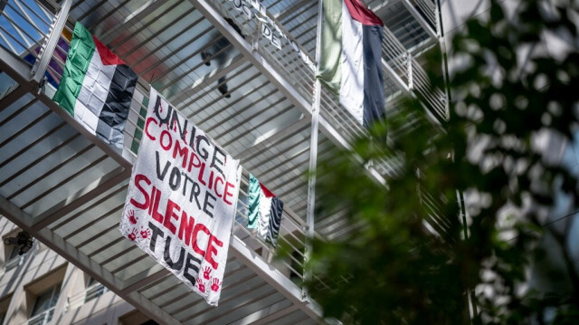 Une banderole indiquant "UNIGE (Université de Genève) complice, votre silence tue" est déployée dans le hall de l'Université de Genève (UNIGE), occupé par des étudiants, à Genève, le 9 mai 2024.