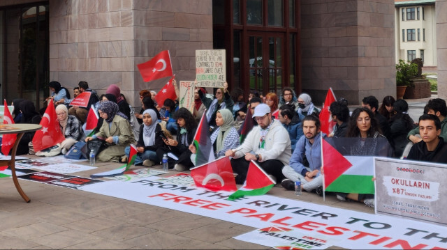 Koç Üniversitesi öğrencileri Filistin'e destek gösterisi gerçekleştirdi. 