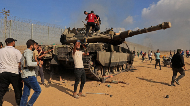 7 Ekim'de İsrail tankını ele geçiren Gazzeliler.