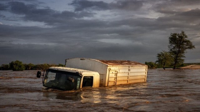 Un camion est vu submergé par les eaux suite à la destruction d'une route principale en raison de fortes crues soudaines dans une zone inondée à Garissa, le 8 mai 2024. 