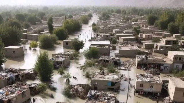 Afganistan'daki sellerde hayatını kaybedenlerin sayısı 300'ü geçti.