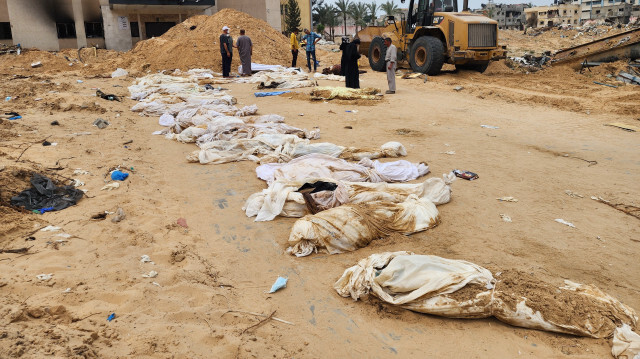 Gazze'deki Nasır Hastanesi'nde bulunan toplu mezarlardan ceset çıkarma işlemleri sürüyor.