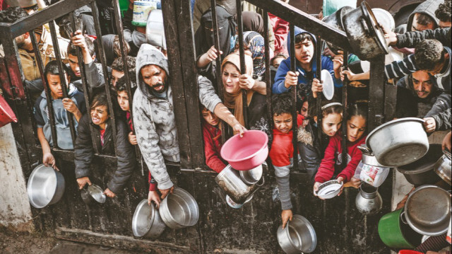 Gıda yardımı bekleyen Filistinliler