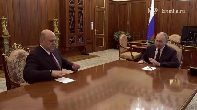 Le président russe Vladimir Poutine rencontre le Premier ministre sortant Mikhaïl Michoustine, le 10 mais 2024.