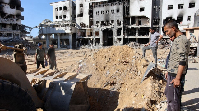 Des personnes utilisent un bulldozer pour rechercher des corps au complexe médical Al-Shifa dans la ville de Gaza, le 8 mai 2024.