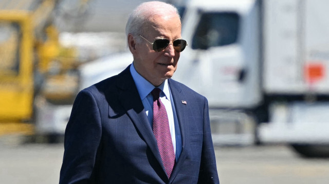 Le président américain Joe Biden monte à bord d'Air Force One avant son départ de l'aéroport international de Seattle-Tacoma à Seatac, Washington, le 11 mai 2024. Le président américain Joe Biden a déclaré samedi qu'un cessez-le-feu dans la guerre entre Israël et le Hamas était possible dès "demain" si le groupe militant libérait ses otages. "Il y aurait un cessez-le-feu demain si le Hamas libérait les otages", a déclaré M. Biden lors d'une collecte de fonds dans la banlieue de Seattle, au domicile d'un ancien cadre de Microsoft, après avoir évité le sujet lors de trois événements similaires la veille. M. Biden se rend à sa résidence secondaire de Rehoboth Beach, dans le Delaware, après avoir participé à des collectes de fonds en Californie et à Washington.
