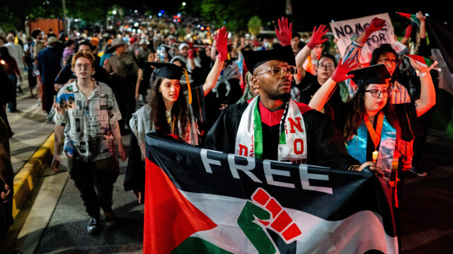 Des étudiants diplômés, des professeurs et des manifestants protestant contre la guerre à Gaza après avoir quitté le stade DKR-Texas Memorial Stadium le 11 mai 2024 à Austin, au Texas. Dans un contexte de tension nationale sur les campus universitaires à propos de la guerre entre Israël et le Hamas, les étudiants continuent de protester et d'appeler les universités à se désinvestir d'Israël. 