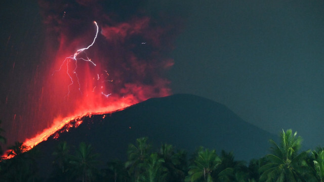 Cette photo prise le 11 mai 2024 et diffusée par l'Agence géologique d'Indonésie montre une éruption volcanique du Mont Ibu dans la province indonésienne de Maluku Nord.
