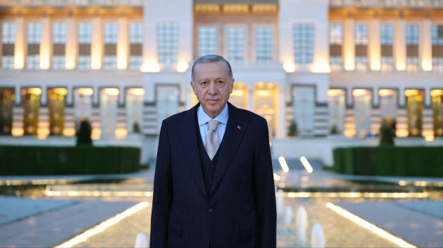 Cumhurbaşkanı Erdoğan Mete Gazoz'u tebrik etti.