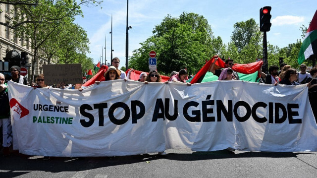 Des manifestants brandissent une banderole lors d'une manifestation de soutien au peuple palestinien à Rafah, place de la République à Paris, le 11 mai 2024.