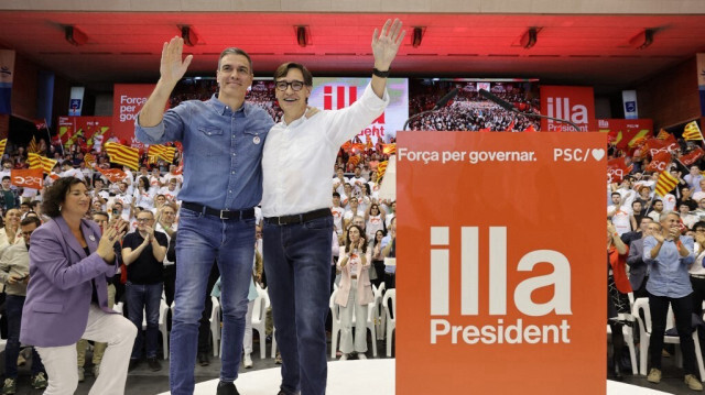 Le Premier ministre espagnol Pedro Sanchez et le candidat du PSC Salvador Illa lors du rassemblement de clôture du Parti socialiste catalan (PSC) avant les élections régionales en Catalogne, à Barcelone, le 10 mai 2024.