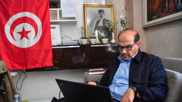 L'avocat et ancien doyen des avocats tunisiens Chawki Tabib regarde les bureaux de l'ordre des avocats de Tunis le 12 mai 2024, où il a tenu un sit-in en réponse à ce qu'il décrit comme une "persécution à son encontre et à l'encontre des membres de sa famille".