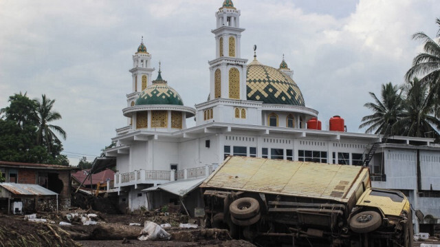 Un camion reste coincé dans la boue à la suite des inondations mortelles et de la coulée de lave froide à Tanah Datar, en Indonésie, le 13 mai 2024. 