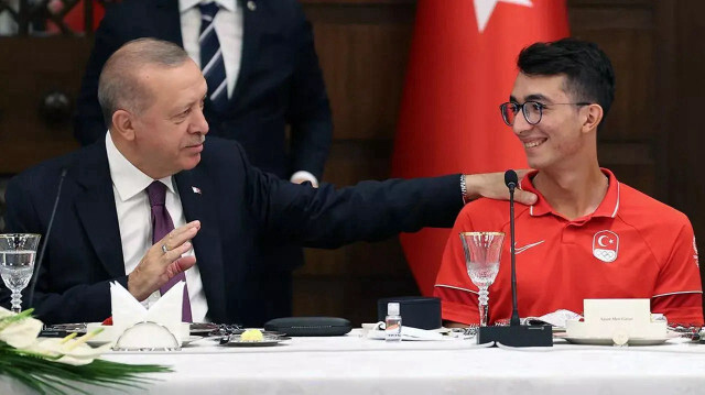 الرئيس أردوغان يهنئ رامي السهام التركي "كازوز" بفوزه ببطولة أوروبا