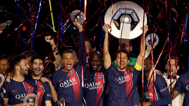 Kylian Mbappé et ses coéquipiers du Paris Saint-Germain célèbrent le trophée de championnat de France de football, le 12 mai 2024 au stade Parc des Princes.