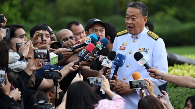 Le Premier ministre thaïlandais Srettha Thavisin s'adresse aux médias à l'extérieur de la Maison du gouvernement avant une photo de groupe avec son nouveau cabinet à la Maison du gouvernement à Bangkok, le 7 mai 2024.